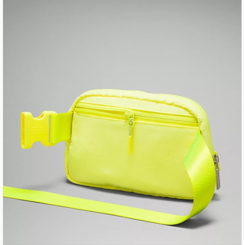🆕️ LULULEMON EVERYWHERE BELT BAG - ELECTRIC LEMON COLOR - Picture 5 of 12